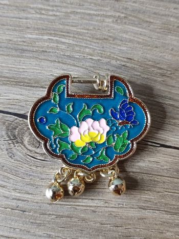Broche plaque rétro grelots acier