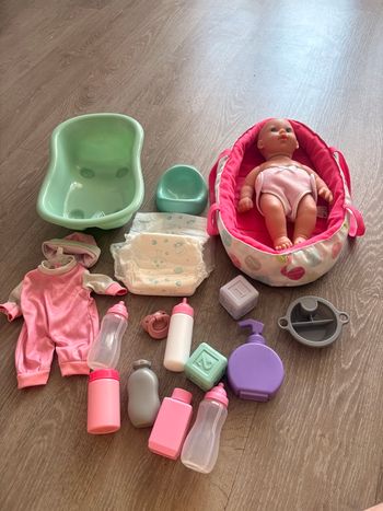 Poupée et ses accessoires