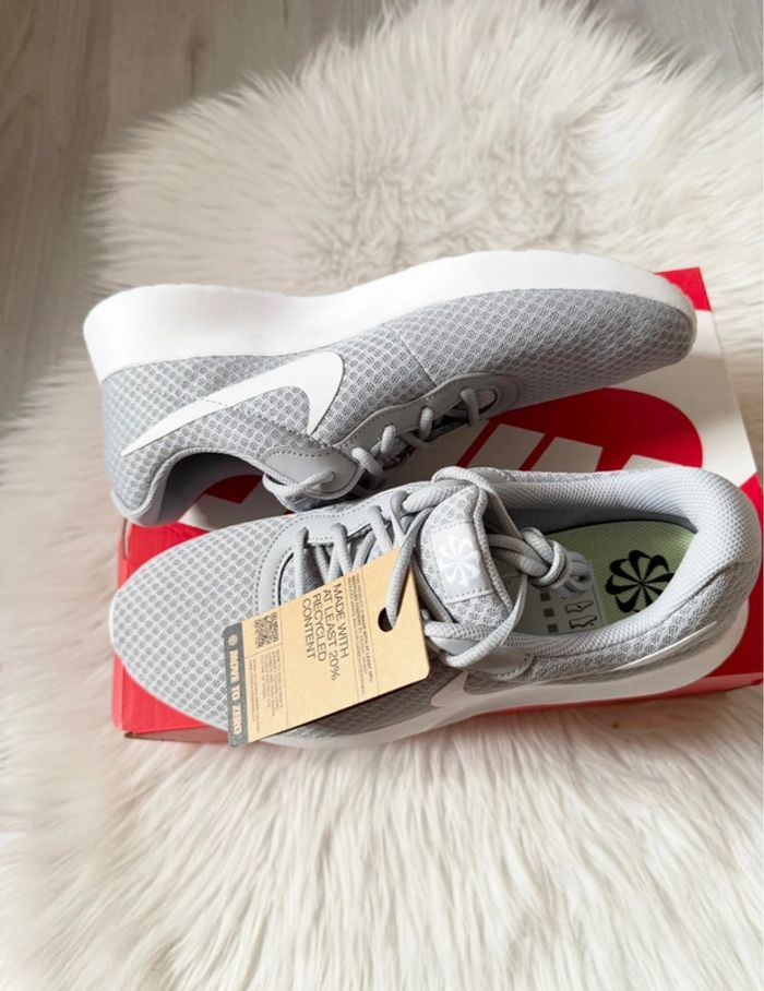 Baskets Nike Tanjun – Taille 44,5 – Gris clair/Blanc – Neuf avec étiquette - photo numéro 12