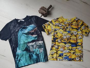 Lot de 2 tee shirts h&m garçon 6 ans minions et dinosaure