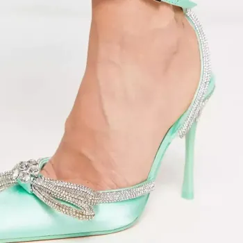 Escarpins en satin  à bride en strass  Neufs 