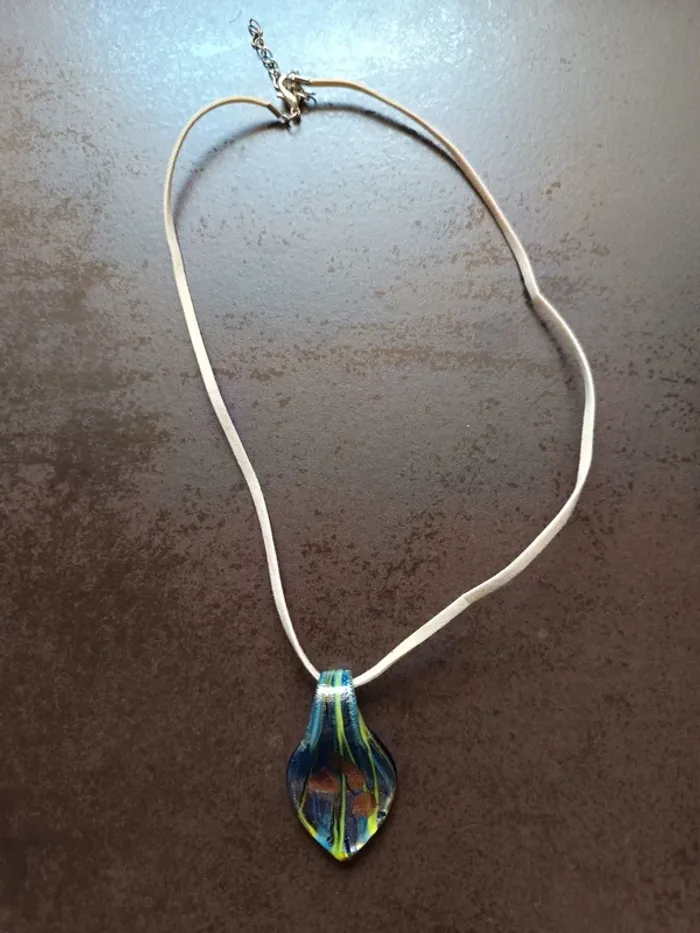 Collier avec pendentif