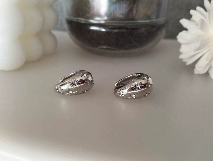 Petites créoles goutte fantaisie argentées étoiles en strass - photo numéro 3