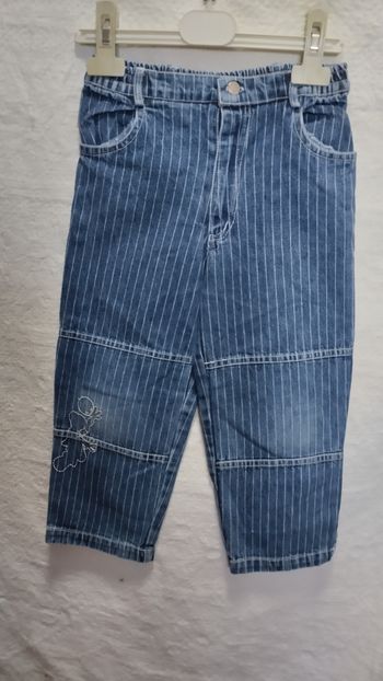 Jean rayé bleu – 3 ans – broderie enfant qui joue au ballon