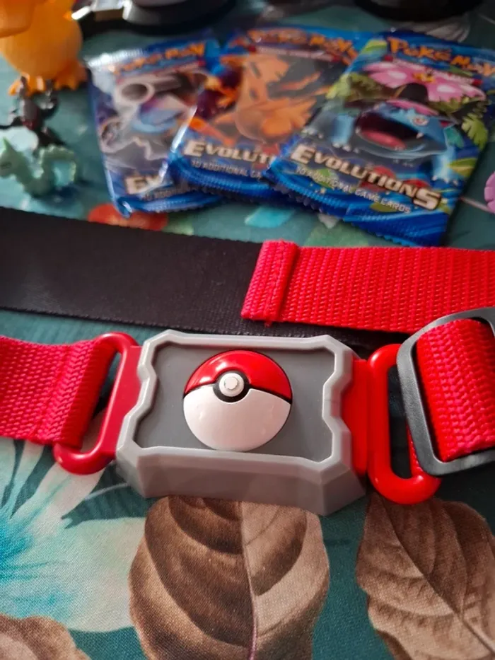 Magnifique pokeball toupie avec figurine et ceinture et lot de cartes pokemon neuve non officiel - photo numéro 2