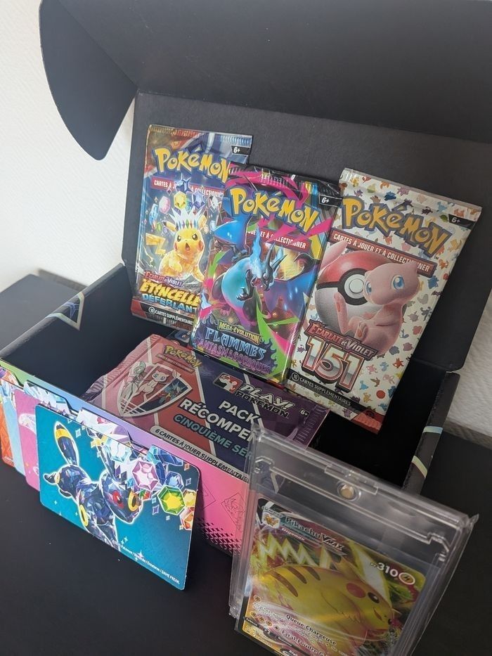 🎄 BOX POKÉMON ÉDITION SPÉCIALE NOËL — Pikachu VMAX+ 4 boosters  + goodies ! 🎁