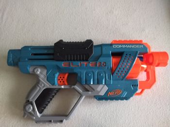 2 pistolets avec fléchettes