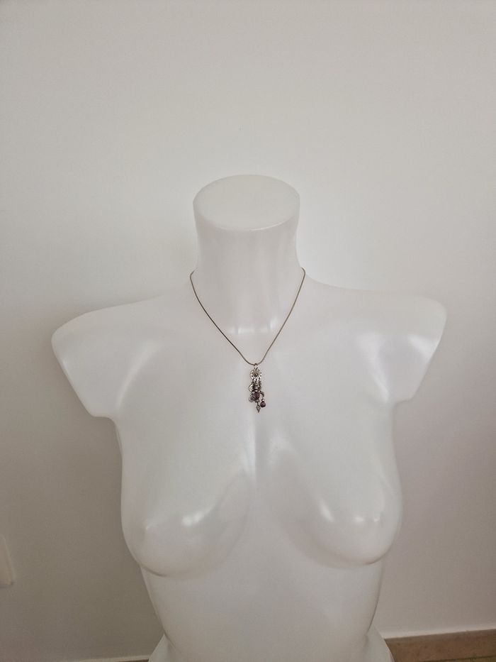 Collier argenté avec décorations et perles rosées
