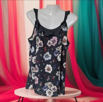 Joli débardeur noir fleuri à encolure romantique