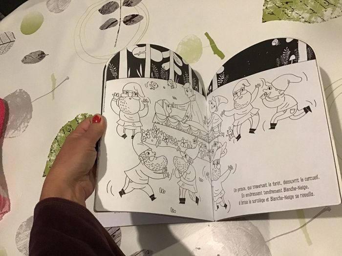 Livre histoire à raconter et décorer avec stickers gommettes Blanche neige - photo numéro 5