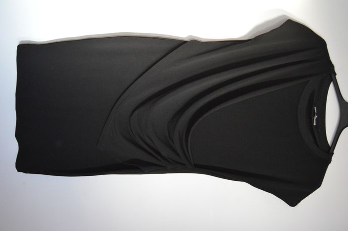 Robe noire Promiss S – drapé élégant & coupe chic