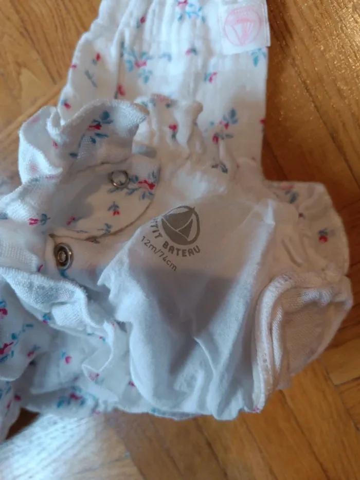 Barboteuse Petit Bateau blanche fleurs bleues et roses 12mois 74cm - photo numéro 2