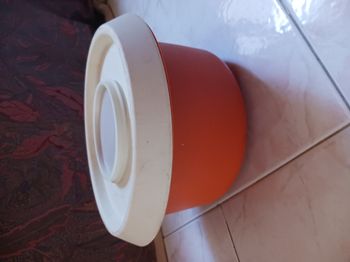 bol mélangeur orange avec couvercle blanc anti éclaboussure Tupperware