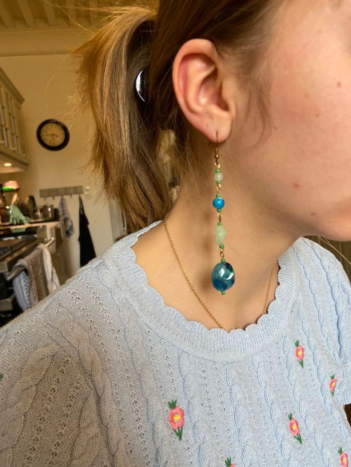 Paire de longues boucles d’oreilles pendantes perles bleues et vertes - photo numéro 3