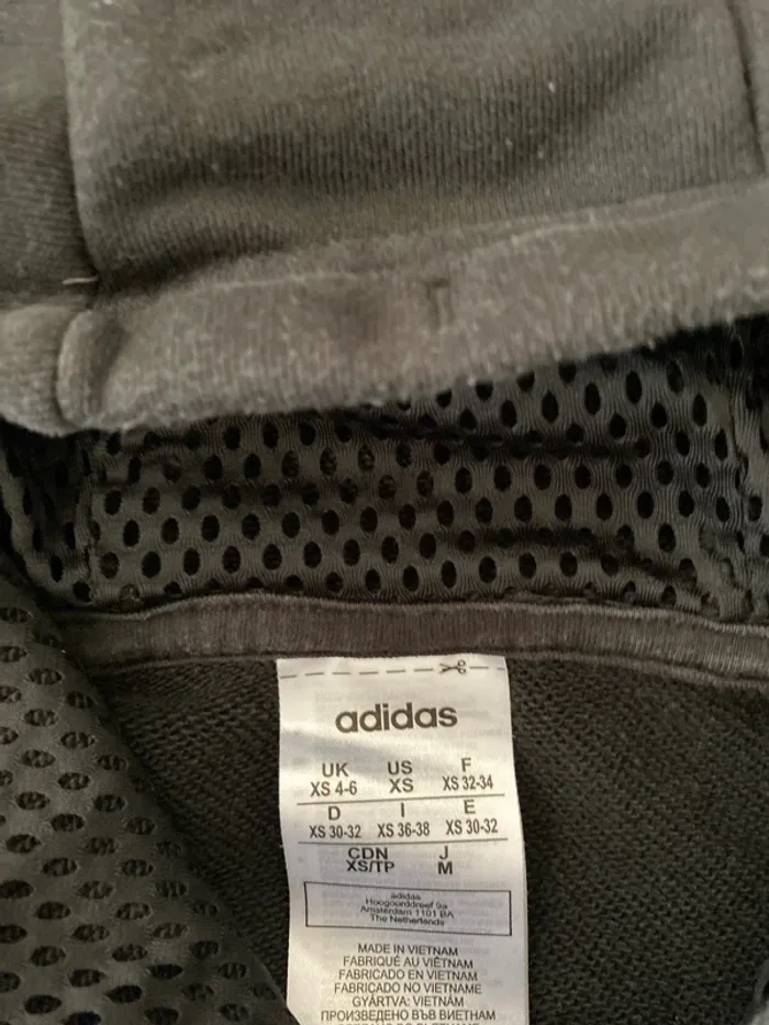 Sweat à capuche Adidas original en taille XS, en excellent état – aucun défaut. - photo numéro 2