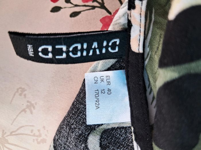 Belle robe 👗 courte boutonnée, noire à motifs floraux - T38 - Divided par H&M - photo numéro 5