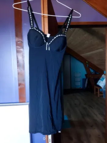Nuisette noire avec petit noeud blanc