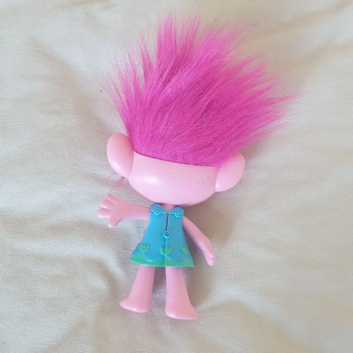 figurine poupée  Poppie, les Trolls, en très bon état, robe qui s'enlève. hauteur environ 20cm - photo numéro 2
