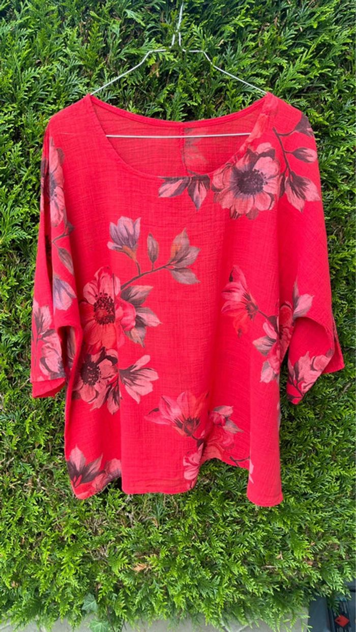 Tunique rouge avec fleurs