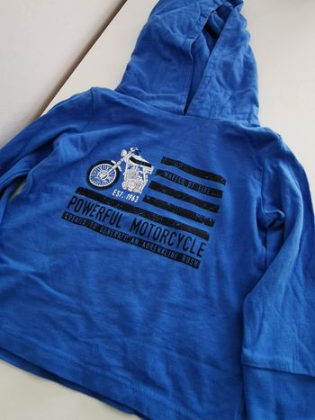 Tee shirt bleu à capuche