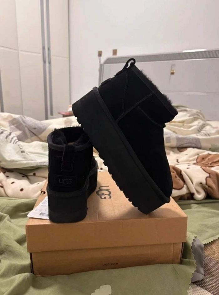 Bottes de neige UGG à talons hauts, noires, pointure 37 - photo numéro 6