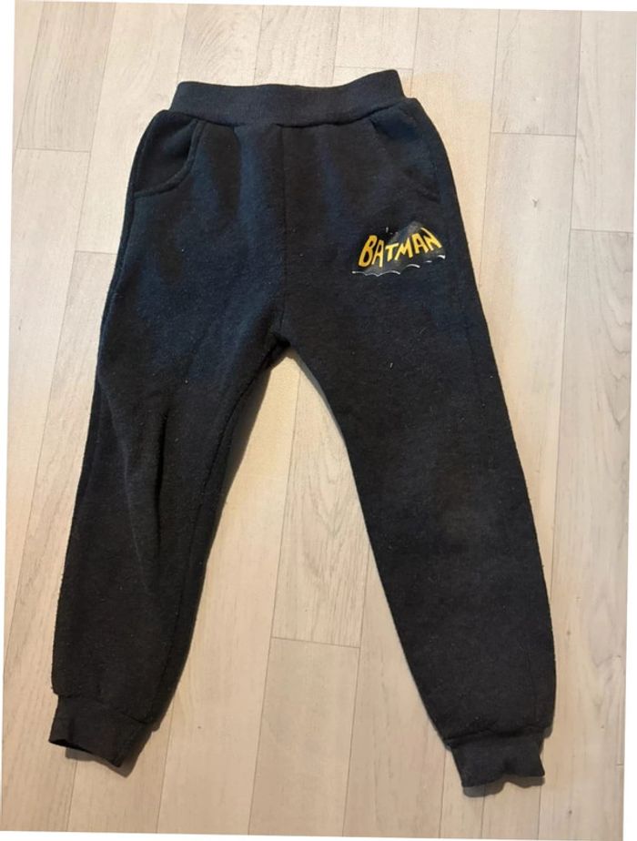 Jogging gris étiqueté 8 ans mais taille petit plutôt 6 ans bouloché