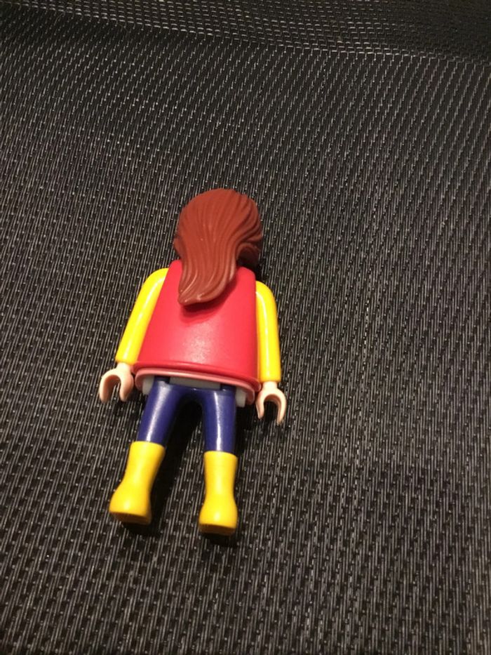 Playmobil figurine femme brune pantalon et bottes jaunes haut à fleurs - photo numéro 4