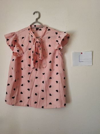 19 –  Haut rose à cœurs noirs — Romantique, girly & carrément adorable 🖤