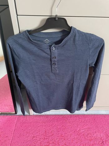 T-shirt manches longues, garçon, bleu marine, avec bouton décoration sur le devant