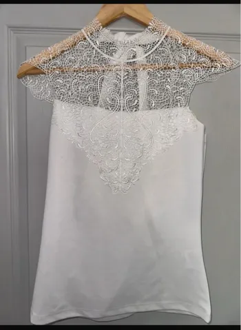 T shirt blouse sans manches débardeur épaule en dentelle blanc Morgan