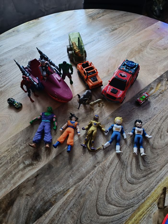 Ensemble de voiture et figurine divers