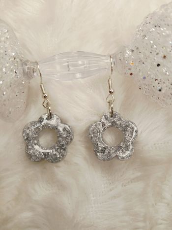 Boucles d'oreilles fleurs argentées 