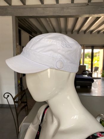 Casquette vintage visière et un bouton sur le côté