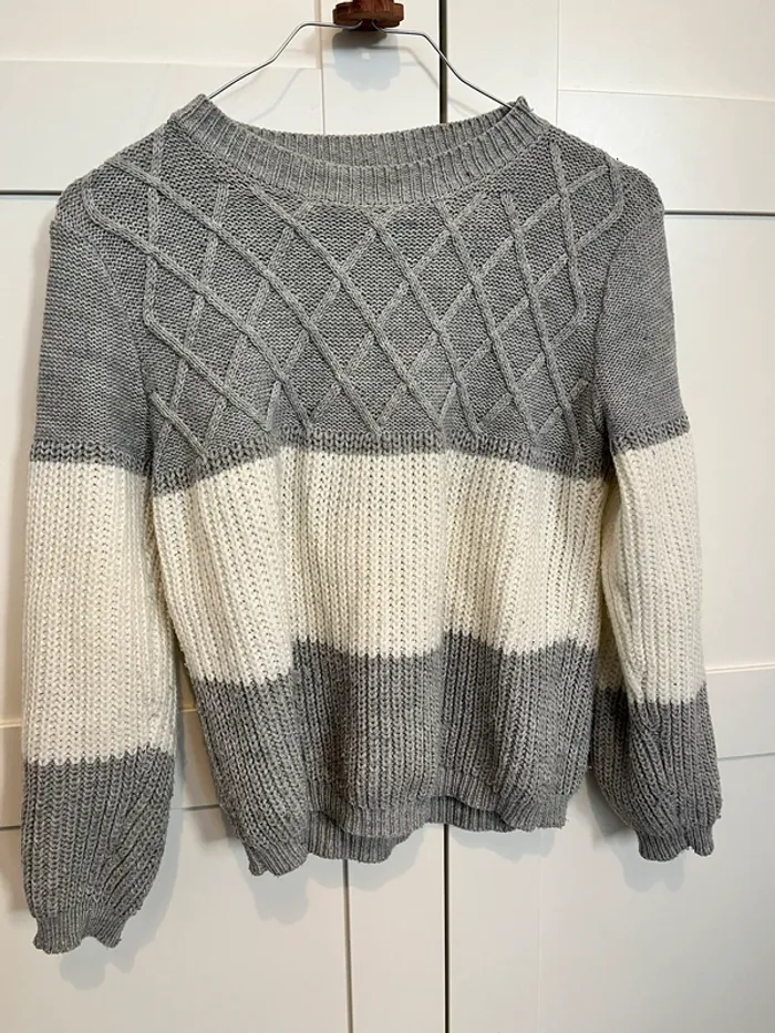 Pull gris et blanc