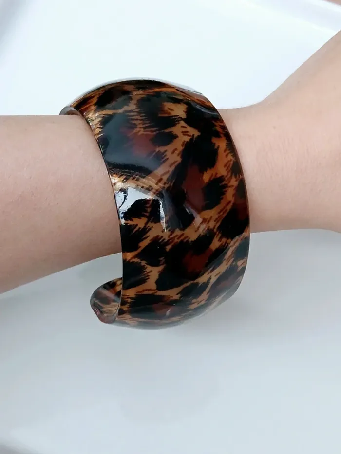 Bracelet manchette résine imprimé léopard – style bold chic - photo numéro 2
