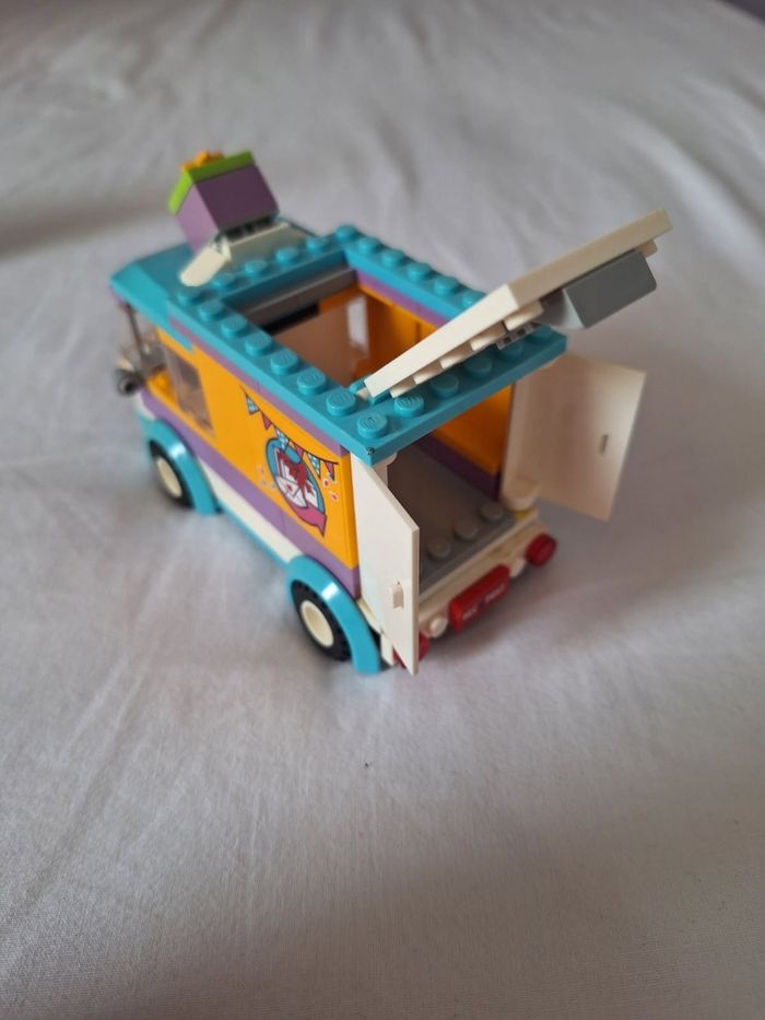 Lego friends 41310 la livraison des cadeaux à Heartlake City - photo numéro 4
