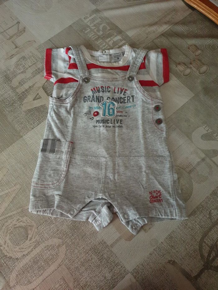 Très joli combishort 3 mois