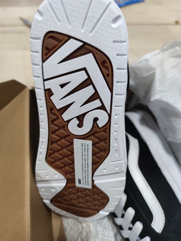 Vans Hylane Noire jamais portées taille 38 - photo numéro 3