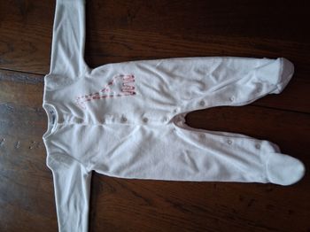 Pyjama en velours blanc motif girafe avec ouverture par devant de marque Noukie’s