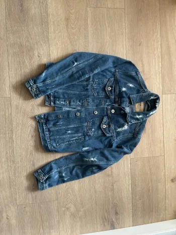 Veste en jeans trouée