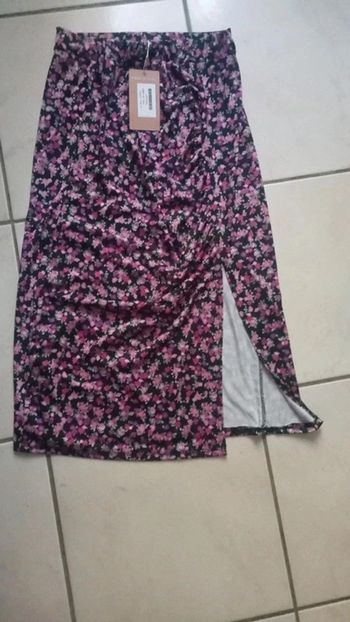 Très jolie jupe midi à fleur avec une fente