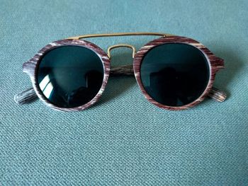 Lunettes de soleil style bois + barre dorée