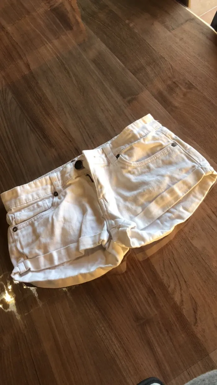 Short en jeans blanc 34 en très bon état