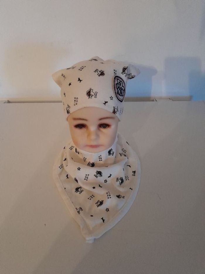 Ensemble bonnet et foulard bavoir tête de mort