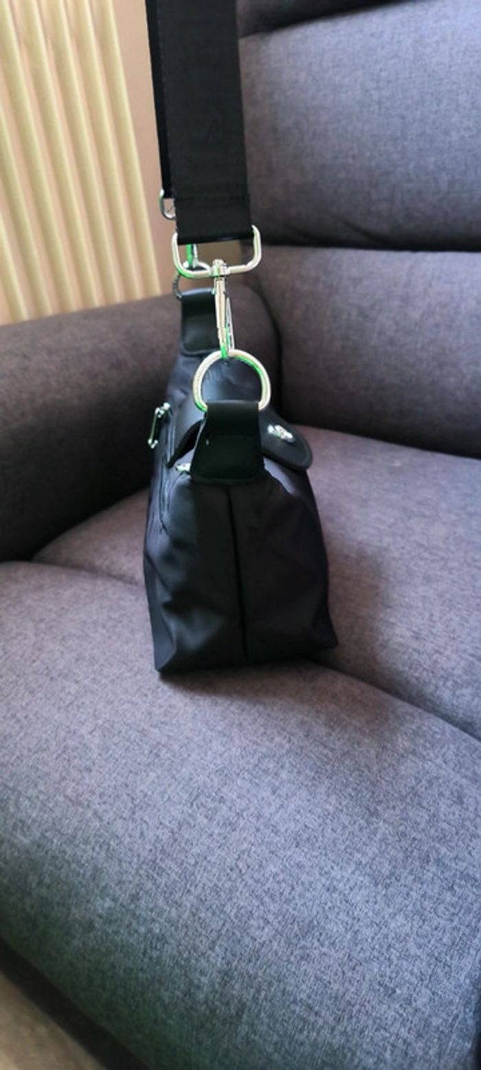 Sac à bandoulière très tendance de très bonne qualité avec compartiment - photo numéro 3