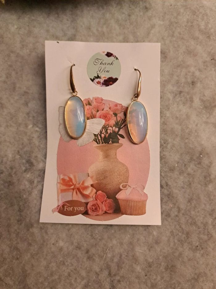 Boucles d'oreilles pendante doré et blanc translucide - photo numéro 8