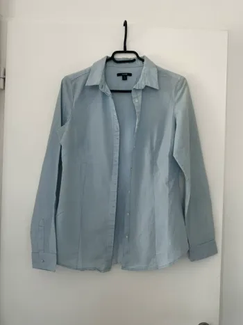 Chemise cintrée blanche et bleue