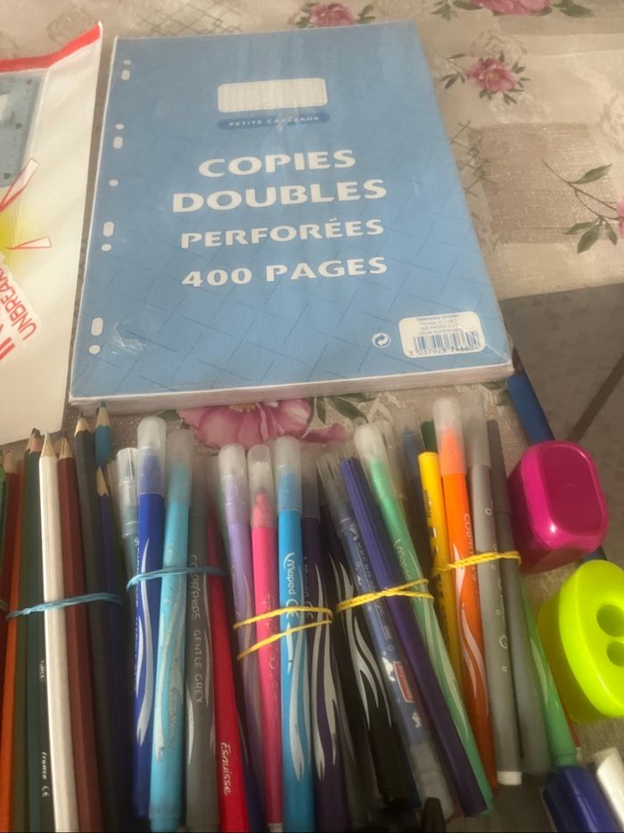 Lot de fournitures scolaires