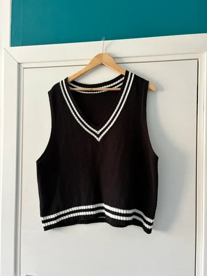 🔹 Pull sans manches noir à rayures blanches – SHEIN 🔹