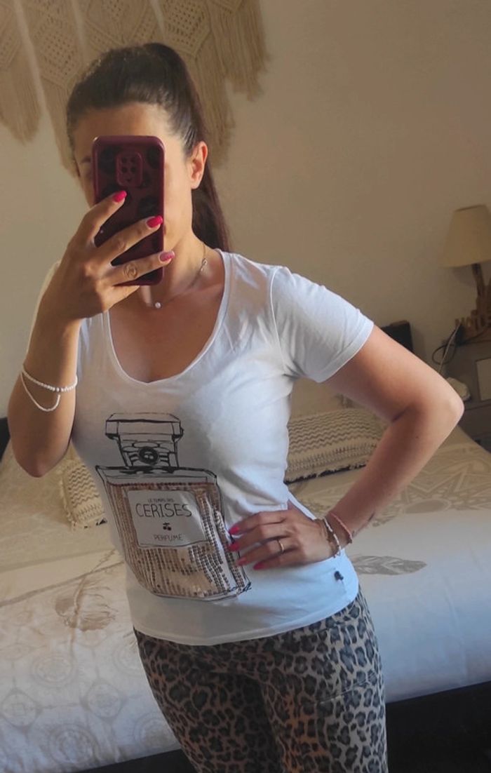 T-shirt blanc motif flacon de parfum Le temps des cerises strass doré 100% coton - photo numéro 2